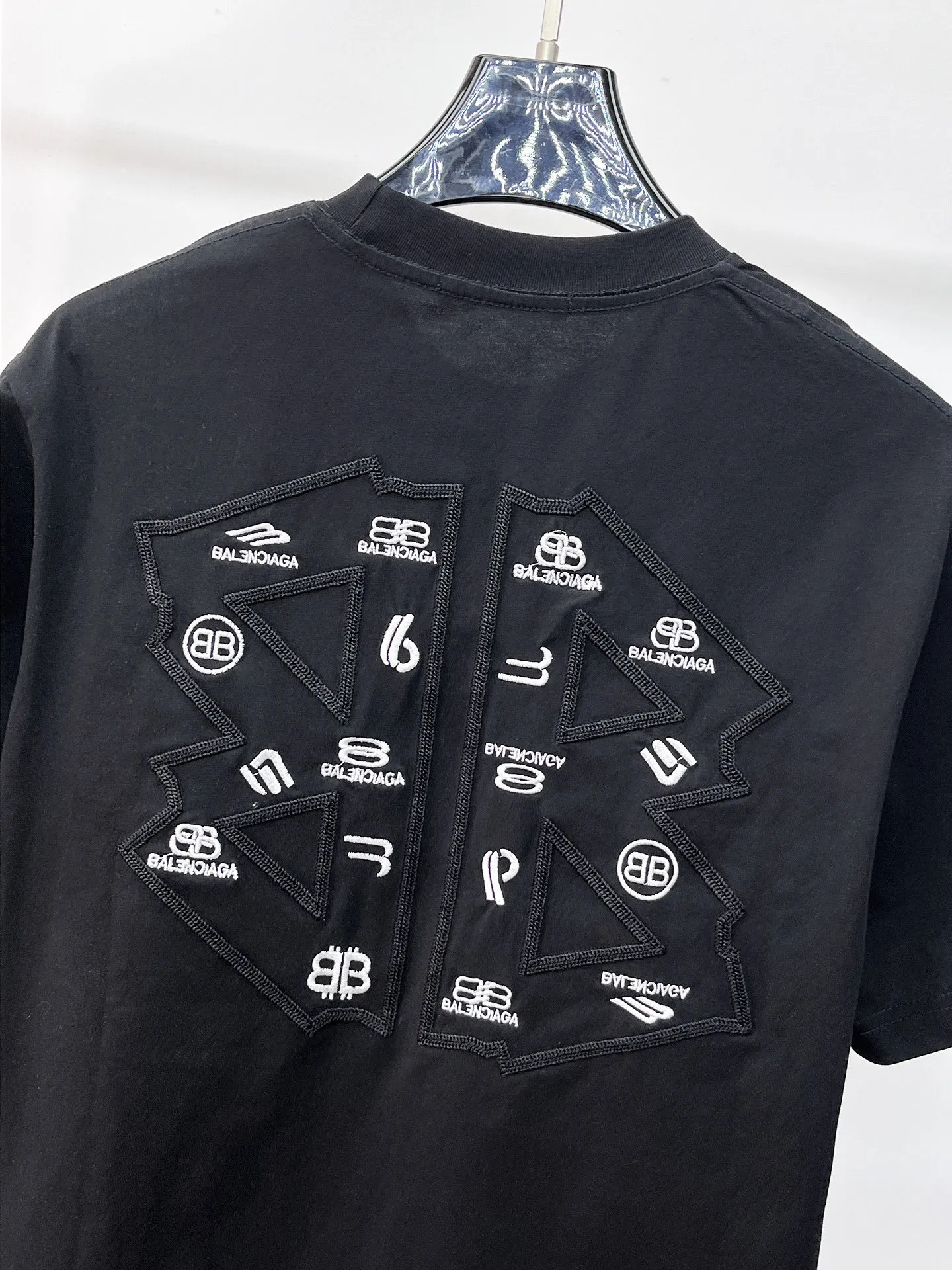 Balenciaga's high-end top-quality products 🐮2026 Spring and Summer New Arrival first counter, the latest New Arrival short-sleeved round neck T-shirt, Premium customized design, avant-garde and fashionable! Brand logo heavy craftsmanship design Premium customized 260g fabric. Soft to the touch. Comfortable to wear. Counter-level exquisite stitching. Fine workmanship. The upper body effect is incomparably handsome! A must-have item for men and women with the same style! Sizes: S~XXL When placing an order, please state your height and weight. The maximum wearing size is 210 pounds (one size larger)